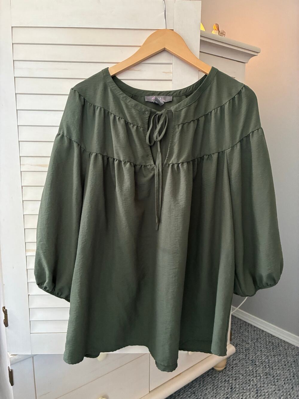 Olivia & Martin Top Peasant Green Split Neck Flowy Sleeves Gather Bodice Size 2X